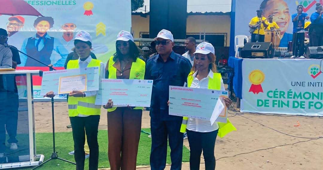 Ouenzé : la Fondation Harrys Oyo remet des certificats de formation professionnelle à 223 jeunes