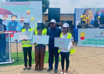 Ouenzé : la Fondation Harrys Oyo remet des certificats de formation professionnelle à 223 jeunes