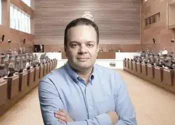 Les députés conservateurs restent présents à l'Assemblée législative, ils se transforment seulement