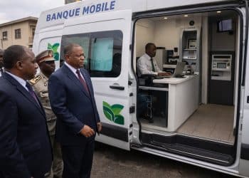 Pointe-Noire : un véhicule bancaire mobile présenté au maire de la ville