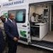 Pointe-Noire : un véhicule bancaire mobile présenté au maire de la ville