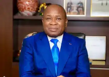 Maixent Raoul Ominga reçoit sa médaille d&rsquo;or de la Ligue universelle du bien public