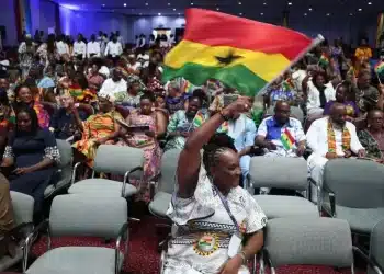 Des membres de la "diaspora historique" assistent à la cérémonie d'assermentation au cours de laquelle ils ont prêté serment d'allégeance pour devenir citoyens ghanéens, le 9 mars 2026 à Accra, au Ghana AFP Nipah Dennis