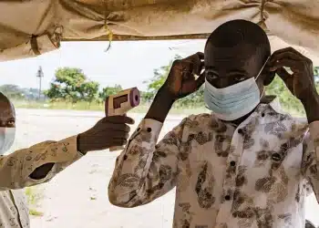 Ebola : l'OMS craint un délai de 9 mois avant un vaccin