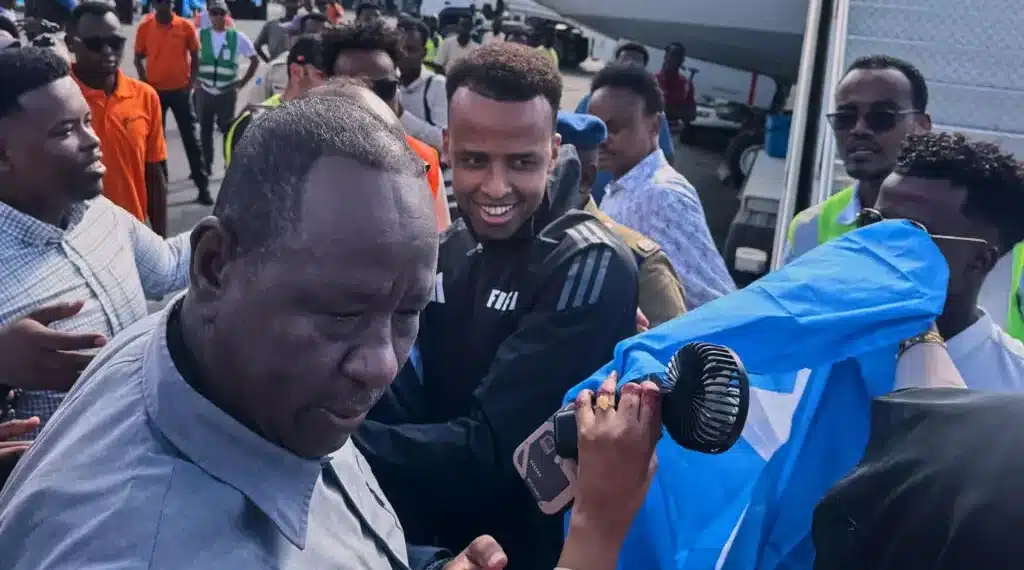 Scandale au Mondial 2026 : Interdit d’entrer aux États-Unis, le meilleur arbitre africain Omar Artan triomphe en Somalie