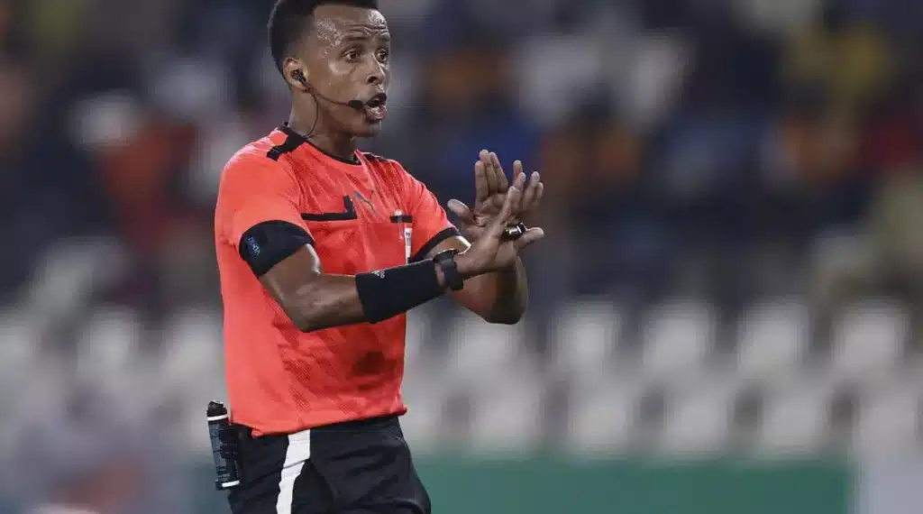 Scandale au Mondial 2026 : Pourquoi le refoulement surprise du meilleur arbitre d'Afrique aux États-Unis provoque une colère noire