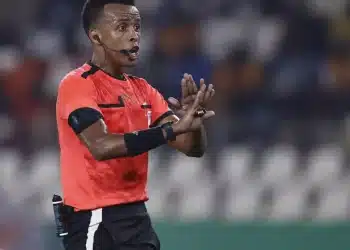 Scandale au Mondial 2026 : Pourquoi le refoulement surprise du meilleur arbitre d'Afrique aux États-Unis provoque une colère noire