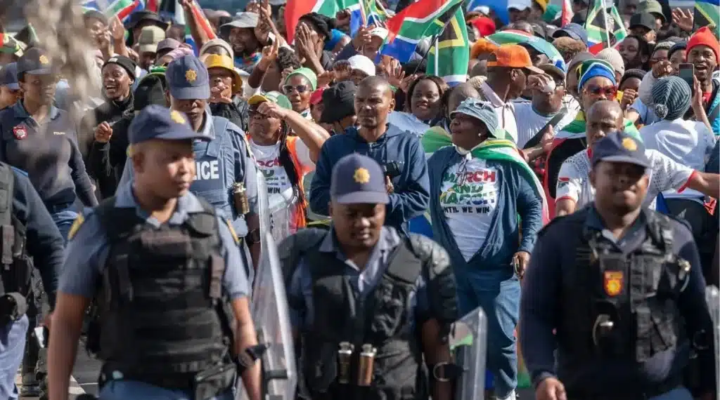 Choc en Afrique du Sud : Assassinat ciblé d’un leader anti-migrants et traque policière sur fond de crise migratoire explosive