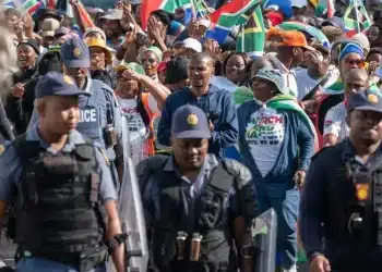 Choc en Afrique du Sud : Assassinat ciblé d’un leader anti-migrants et traque policière sur fond de crise migratoire explosive