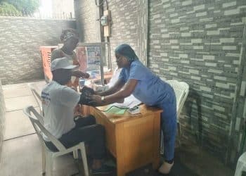 Santé gratuite à Brazzaville : Une immense vague de consultations et de dépistages d&rsquo;urgence submerge le quartier de Bacongo