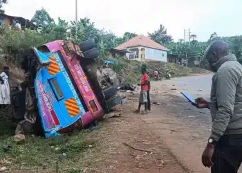 Tragédie en Ouganda : Un bus scolaire s&rsquo;écrase sur une colline mortelle, 20 élèves tués et interdiction immédiate de toutes les sorties