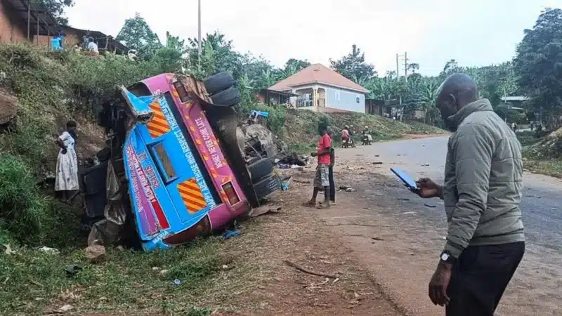 Tragédie en Ouganda : Un bus scolaire s’écrase sur une colline mortelle, 20 élèves tués et interdiction immédiate de toutes les sorties