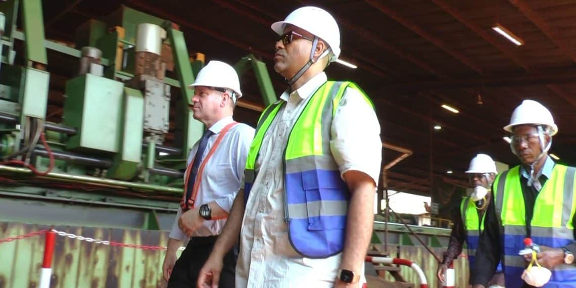 Visite du ministre Michel Djombo dans les méga-usines de la Sangha !