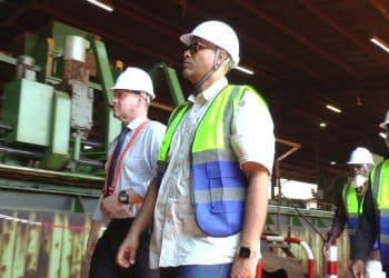 Visite du ministre Michel Djombo dans les méga-usines de la Sangha !