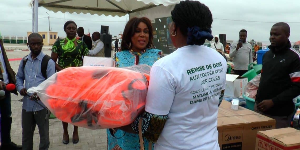 Autonomisation des femmes rurale au Congo : Antoinette Sassou N’Guesso fait un don massif d&rsquo;équipements aux coopératives agricoles
