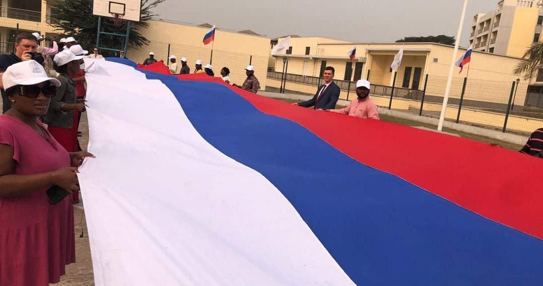 Coopération Congo-Russie : Un drapeau géant de 100 m² hissé à Brazzaville pour célébrer la journée du tricolore russe et la diplomatie culturelle