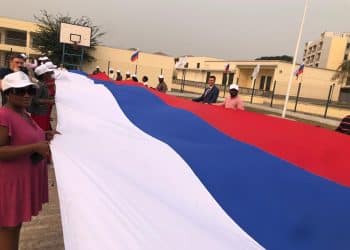 Coopération Congo-Russie : Un drapeau géant de 100 m² hissé à Brazzaville pour célébrer la journée du tricolore russe et la diplomatie culturelle