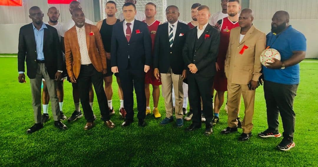Coopération Congo-Russie : Un terrain synthétique et un puits solaire inaugurés à Djiri pour consolider l'amitié par le sport